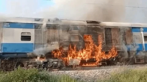 बिहार: रक्सौल-नरकटियागंज रेल लाइन पर चलती ट्रेन में लगी आग, पैसेंजर्स में मची अफरातफरी, कूदकर बचायी जान