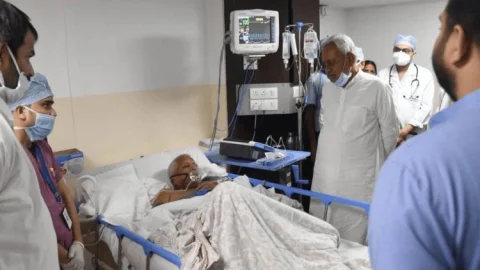 नई दिल्ली: AIIMS ICU में एडमिट लालू यादव की हालत में सुधार,   खिचड़ी खायी, नित्यानंद, पशुपति व पप्पू ने जाना हाल