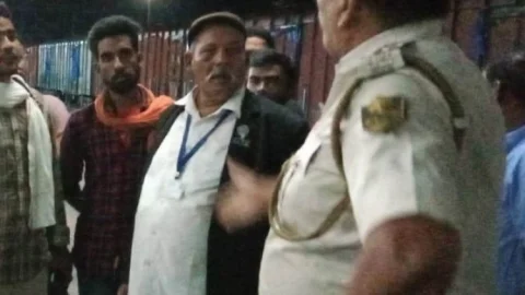 बिहार: दानापुर से भागलपुर आ रही इंटरसिटी एक्सप्रेस-13402 में रेल पुलिसकर्मियों ने टीटीई को पीटा