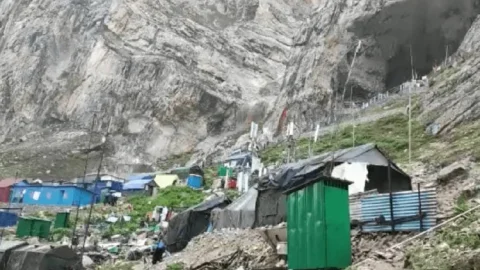 जम्मू-कश्मीर: अमरनाथ गुफा के पास बादल फटने से  15 श्रद्धालुओं की मौत, यात्रा रोकी गई