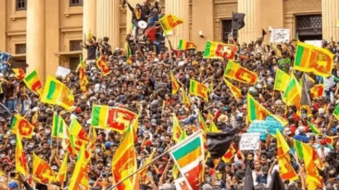 Sri Lanka Crisis: प्रदर्शनकारियों ने श्रीलंका के PM का घर जलाया, प्रसिडेंट गोटाबाया राजपक्षे भागे