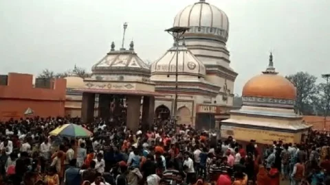 बिहार: सीवान के महेंद्रनाथ मंदिर में भगदड़, दो महिला समेत तीन की मौत