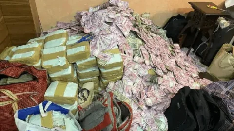 पश्चिम बंगाल: मिनिस्टर पार्थ चटर्जी की करीबी के घर ईडी का रेड, 20 करोड़ रुपये बरामद