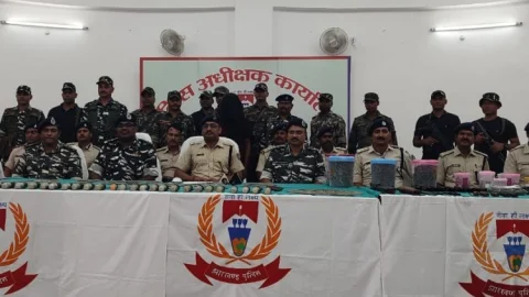 लातेहार: TSPC सब जोनल कमांडर आदेश गंझू अरेस्ट, 30 एचई ग्रेनेड व 8303 राउंड गोली बरामद
