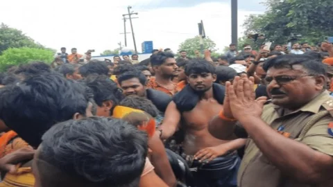 मेरठ: कांवड़ खंडित होने पर बवाल, कांवड़ियों ने आरोपी को पीटा, पुलिस चौकी में की तोड़फोड़, घंटो हाइवे  जाम