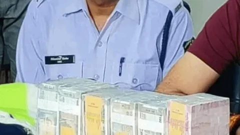 छत्तीसगढ़: ट्रैफिक पुलिस कॉन्स्टेबल को रोड पर मिला 45 लाख रुपयों से भरा बैग, पुलिस स्टेशन में जमा कराया