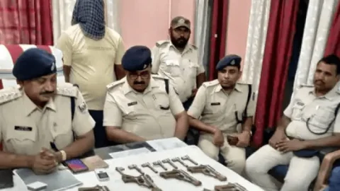 बिहार: मुंगेर में मिनी गन फैक्ट्री का खुलासा, भारी मात्रा में आर्म्स बरामद, घर का मालिक अरेस्ट