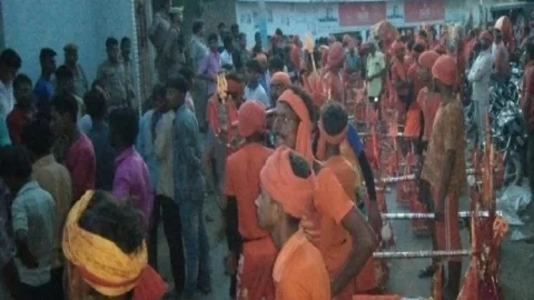 उत्तर प्रदेश: बरेली में मुस्लिम समुदाय के घरों से कांवड़ियों पर पथराव, पुलिस पर हमला, इंस्पेक्टर की वर्दी फाड़ी