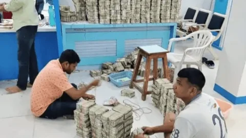 महाराष्ट्र: इनकम टैक्स की रेड में मिला 58 करोड़ कैश, 390 करोड़ की बेनामी संपत्ति जब्त