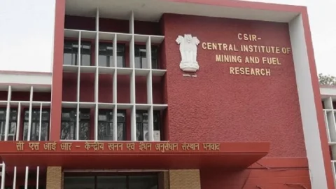 Dhanbad : सीबीआई आईजी और एसपी पहुंचे CIMFR, दस्तावेजों की जांच, अफसरों से पूछताछ 