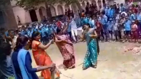 बिहार: नवादा में स्वतंत्रता दिवस पर भोजपुरी गाने पर जमकर नाचीं स्कूल की टीचर, वीडियो वायरल