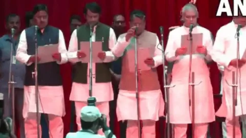 Bihar Cabinet Expansion:31 मिनिस्टर ने ली शपथ, तेजस्वी को हेल्थ डिपार्टमेंट, तेज प्रताप बने वन व पर्यावरण मिनिस्टर