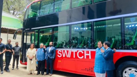 नितिन गडकरी ने लॉन्च की इंडिया की पहली इलेक्ट्रिक डबल-डेकर AC बस