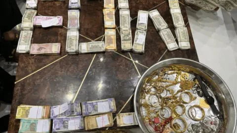 मध्य प्रदेश: जबलपुर के ARTO के पास करोड़ों की संपत्ति, EOW  रेड, में मिले पांच मकान, मिनी थिएटर और 16 लाख कैश