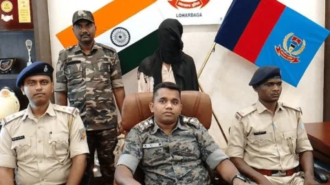 लोहरदगा: PLFI का एक उग्रवादी अरेस्ट, आर्म्स, वर्दी समेत कई सामान बरामद