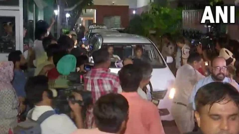 मनीष सिसोदिया के घर से 14 घंटे जांच के बाद निकली CBI, FIR दर्ज, अब ED भी मनी लांड्रिंग के तहत खोलेगी राज 