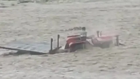 उत्तर प्रदेश: बादशाहीबाग नदी में अचानक आई बाढ़, ट्रैक्टर के साथ बहा ड्राइवर, बहादुरी से बची जान