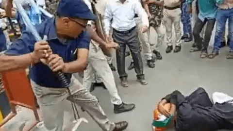 पटना: हाथ में तिरंगा लिए शिक्षक अभ्यर्थी को लाठी पीटने वाले ADM पर होगी कार्रवाई? जांच शुरू