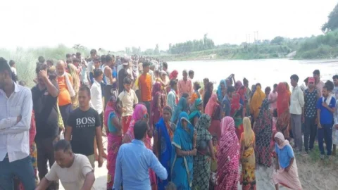 उत्तर प्रदेश: हरदोई में बड़ा हादसा, पुल से नदी में गिरी किसानों से भरी ट्रैक्टर-ट्राली, सात लापता, 13 निकाले गये