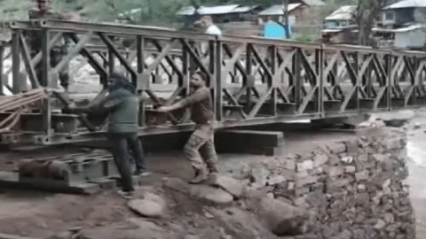 भोपाल-नागपुर NH 46 पर ट्रैफिक बहाल करने के लिए इंडियन आर्मी शुरू किया 145 साल पुराने बेली ब्रिज का निर्माण