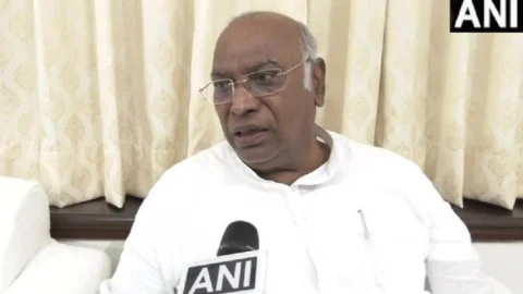 नई दिल्ली: मल्लिकार्जुन खड़गे बने कांग्रेस के नये प्रसिडेंट, शशि थरूर की हार