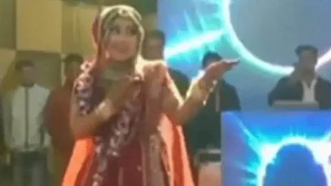 शादी के स्टेज पर  दुल्हन का धमाकेदार डांस ,  mujhe naulakha manga de....Video' वायरल