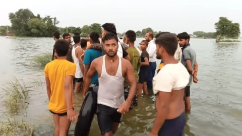 उत्तर प्रदेश: गाजीपुर में गंगा नदी में 30 लोगों से भरी नाव पलटी, दो की मौत, पांच लापता