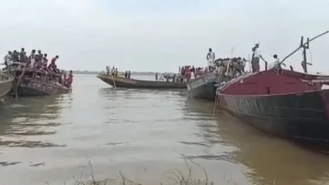 पटना:  मनेर में गंगा नदी में दो नाव टकराई, 50 डूबे, पांच लोग लापता