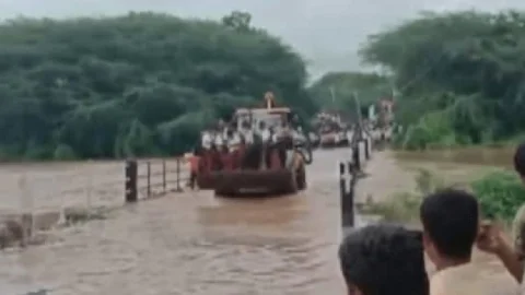 कर्नाटक: JCB पर बैठ स्कूली बच्चों ने पार किया पुल, भारी बारिश के कारण जलजमाव, समंदर बना बेंगलुरु