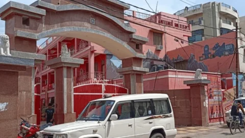 उत्तर प्रदेश: प्रयागराज में महंत नरेंद्र गिरि के कमरे से तीन करोड़ कैश और 50 किलो सोना मिला