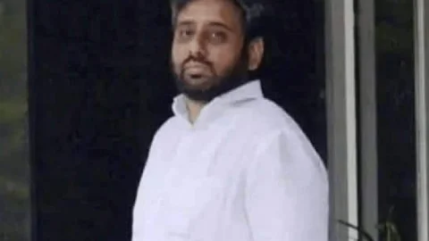 नई दिल्ली: AAP एमएलए अमानतुल्लाह खान अरेस्ट, ACB रेड के बाद हंगामा, रिश्तेदारों ने किया ACP पर हमला