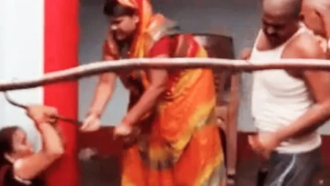 बिहार: पटना में माता-पिता पर बेटा ने लाठी-डंडे से पीटा, बहू ने भी सास के साथ की मारपीट