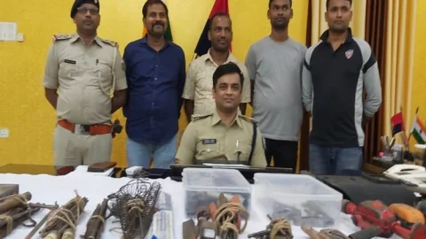मुंगेर: मिनी गन फैक्ट्री का खुलासा, कारबाइन, मैग्जीन, पिस्टल, कट्टा, पांच कारतूस बरामद, मास्टर माइंड अरेस्ट