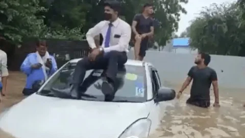 गुरुग्राम: बारिश से हुए जलजमाव, पानी में फंसकर तैरने लगी कैब, बचने को छत पर चढ़े पैसेंजर्स  