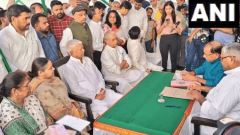 लालू यादव 12वीं बार बने आरजेडी प्रसिडेंट, दूसरा किसी ने नहीं किया नॉमिनेशन