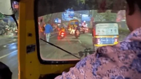 महाराष्ट्र: ट्रैफिक जाम में फंसे मर्सिडीज इंडिया के CEO, अपनी S class छोड़ ऑटो रिक्शा में किया सफर