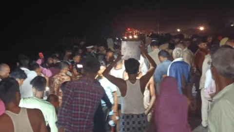 उत्तर प्रदेश: कानपुर में श्रद्धालुओं से भरी ट्रैक्टर ट्रॉली तालाब में पलटने से 27 की मौत, कई घायल