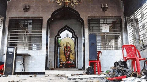 बांग्लादेश: प्राचीन हिंदू मंदिर पर हमला, शरारती तत्वों ने मूर्ति को किया नष्ट