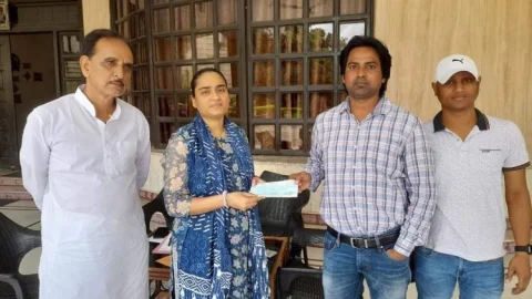 मेदांता में इलाजरत सब इंस्पेक्टर हिमांशु कुमार के परिजनों को झरिया MLA पूर्णिमा नीरज सिंह ने सौंपा दो लाख का चेक