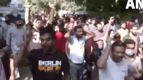 कश्मीरी पंडित की मर्डर से जम्मू में तनाव, सड़कों पर उतरे लोग, न्याय की लगाई गुहार