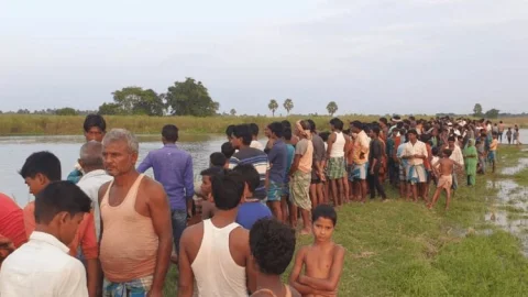 कटिहार: बरंडी नदी में नाव पलटी, नौ डूबे, तीन तैरकर निकले, दो के बॉडी बरामद, रेस्क्यू जारी