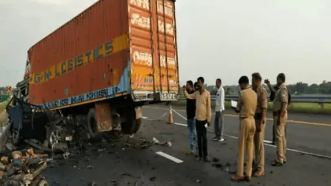 पूर्वांचल एक्सप्रेसवे पर दर्दनाक हादसा, बिहार के डॉक्टर और जेडीयू नेता के बेटे समेत चार की मौत