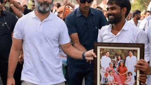 Bharat Jodo Yatra: तेलंगाना में राहुल गांधी को एक समर्थक ने दिया खास गिफ्ट
