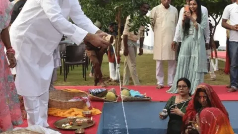 Chhath Puja 2022: बिहार में छठ घाटों पर उमड़ी भीड़, अस्ताचलगामी सूर्य का दिया गया अर्घ्य