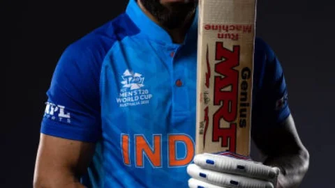 विराट कोहली टी 20 वर्ल्ड कप 2022 में सबसे ज्यादा रन बनाने वाले बैट्समैन बने,  220 की औसत से बनायें हैं रन