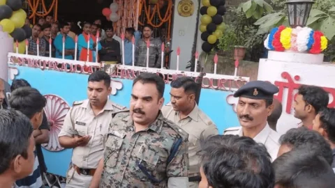 धनबाद: युवती को कोलकाता से बुलाकर बाबा करता था यौन शोषण, निरसा में जमकर हंगामा, पथराव व फायरिंग 
