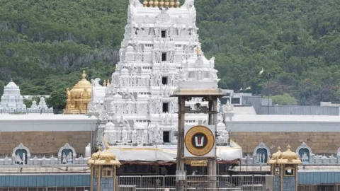 तिरुपति मंदिर के पास है 2.26 लाख करोड़ की संपत्ति, 10.3 टन गोल्ड और 16 हजार करोड़ रुपये बैंकों में जमा