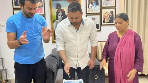 33 के हुए तेजस्वी यादव, तेजप्रताप ने आधी रात को कटवाया केक, डिप्टी सीएम ने मां और बड़े भाई से लिया आशिर्वाद