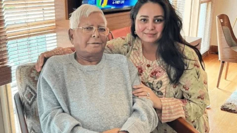 बिहार: लालू यादव को अपनी किडनी डोनेट करेंगी बेटी रोहिणी आचार्य, 24 नवंबर तक सिंगापुर जायेंगे RJD सुप्रीमो