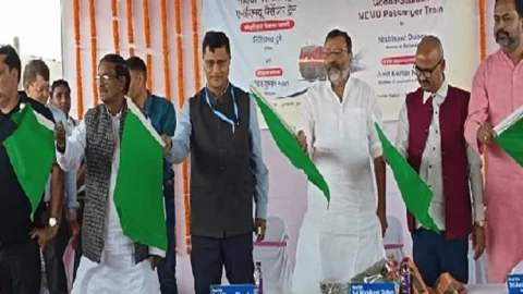 गोड्डा-सियालदह पैसेंजर ट्रेन को MP निशिकांत दूबे ने दिखाई हरी झंडी